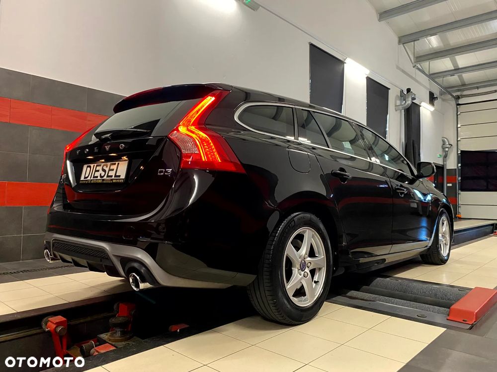 Volvo V60 D3 R-Design - 11