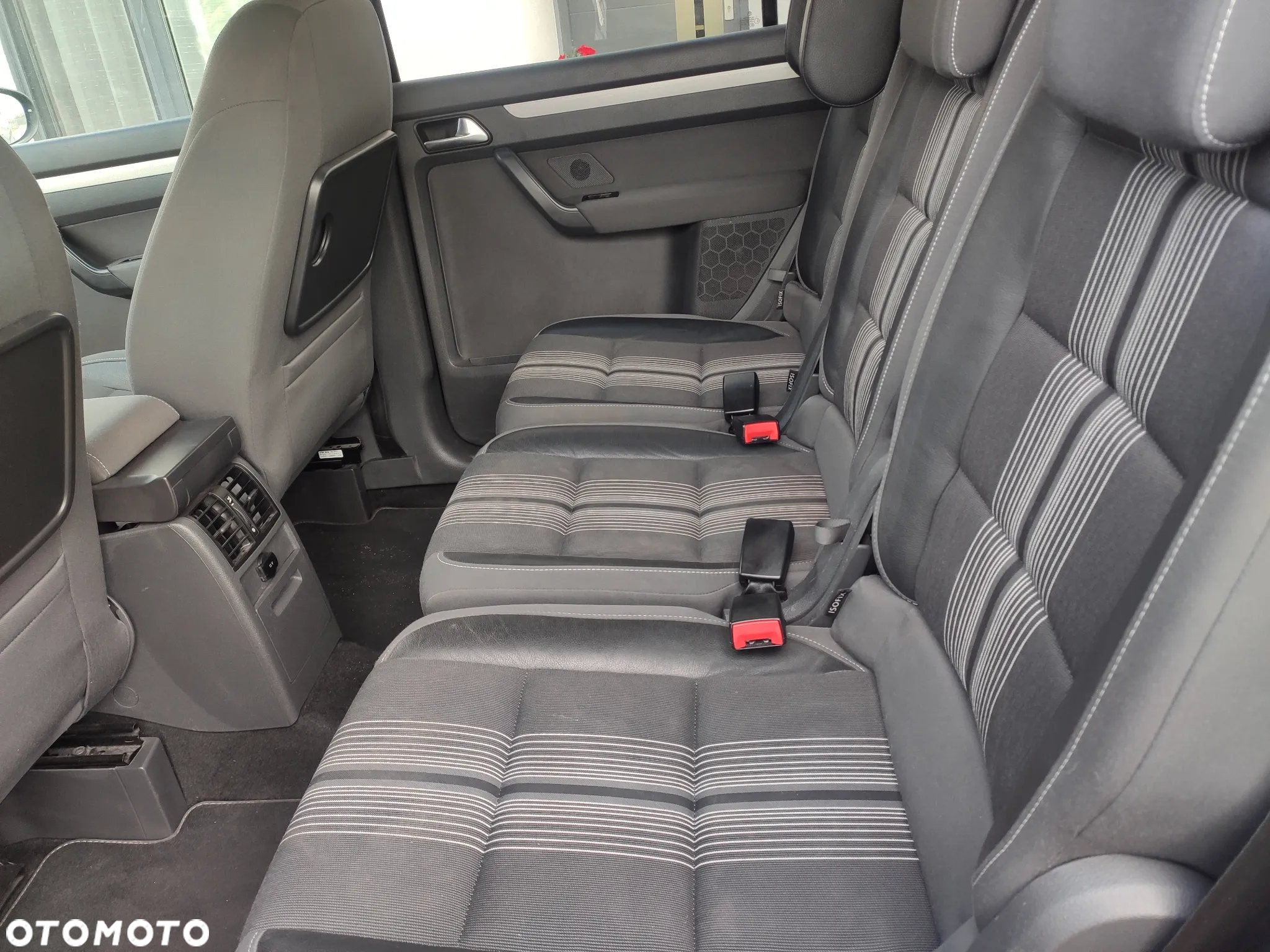 Volkswagen Touran 2.0 TDI DPF BlueMotion Technology DSG MATCH - 4