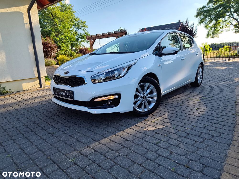 Kia Ceed 1.6 GDI Dream Team Edition - 1