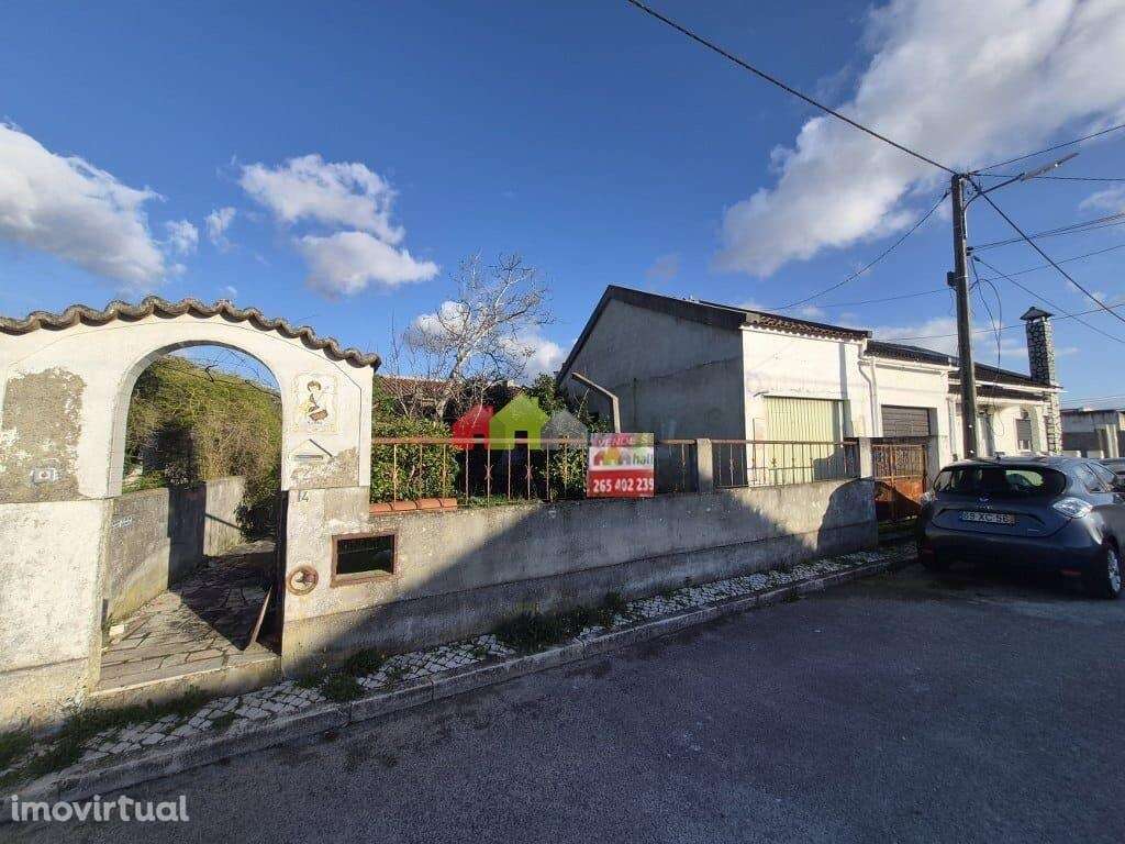 Lote de terreno urbano com moradia T3 e garagem em Palmela - Grande imagem: 2/20