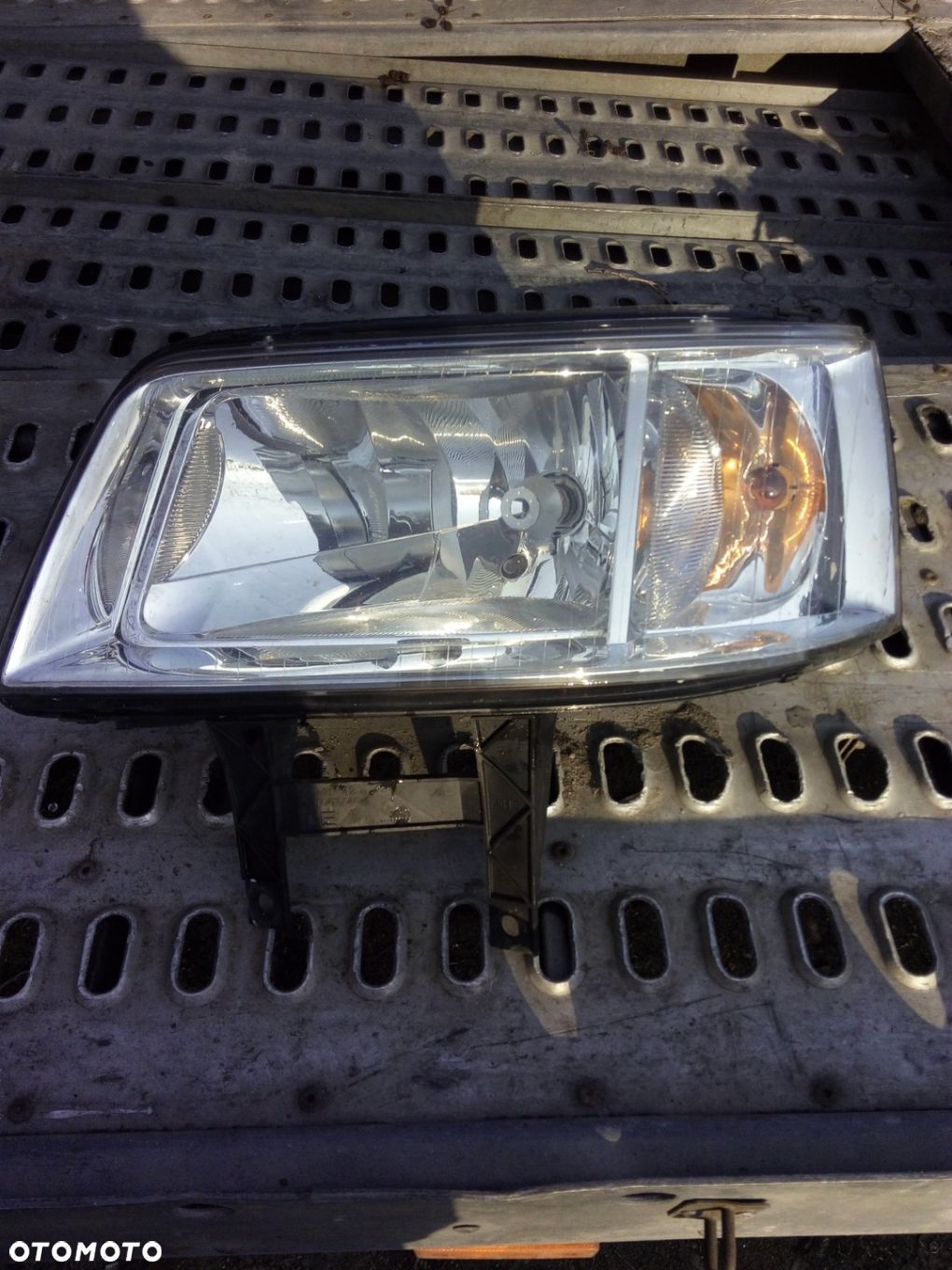VW T5 TRANSPORTER PRZEDNIA LEWA LAMPA IGŁA - 1