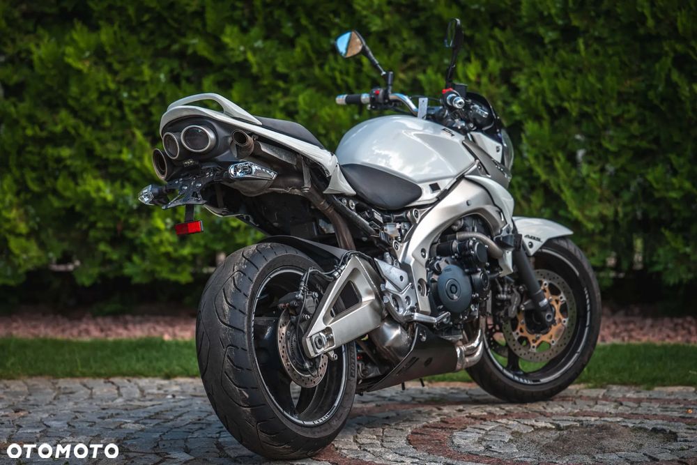 Suzuki GSR - 4