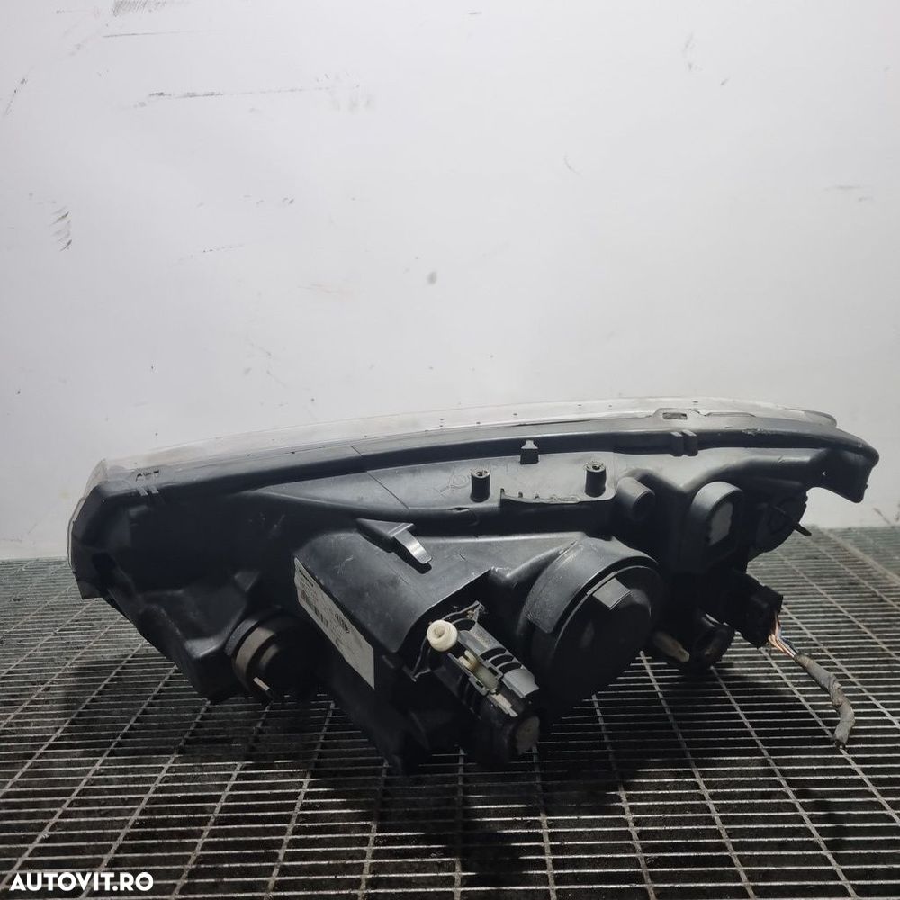 Far Dreapta Dacia Sandero 2 2012 - 2016 Hatchback 4 Usi (1424) Fara xenon 3 CLEME RUPTE - 3