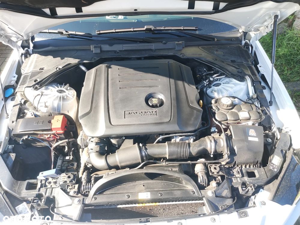 Jaguar XE 2.0 D R-Sport - 18