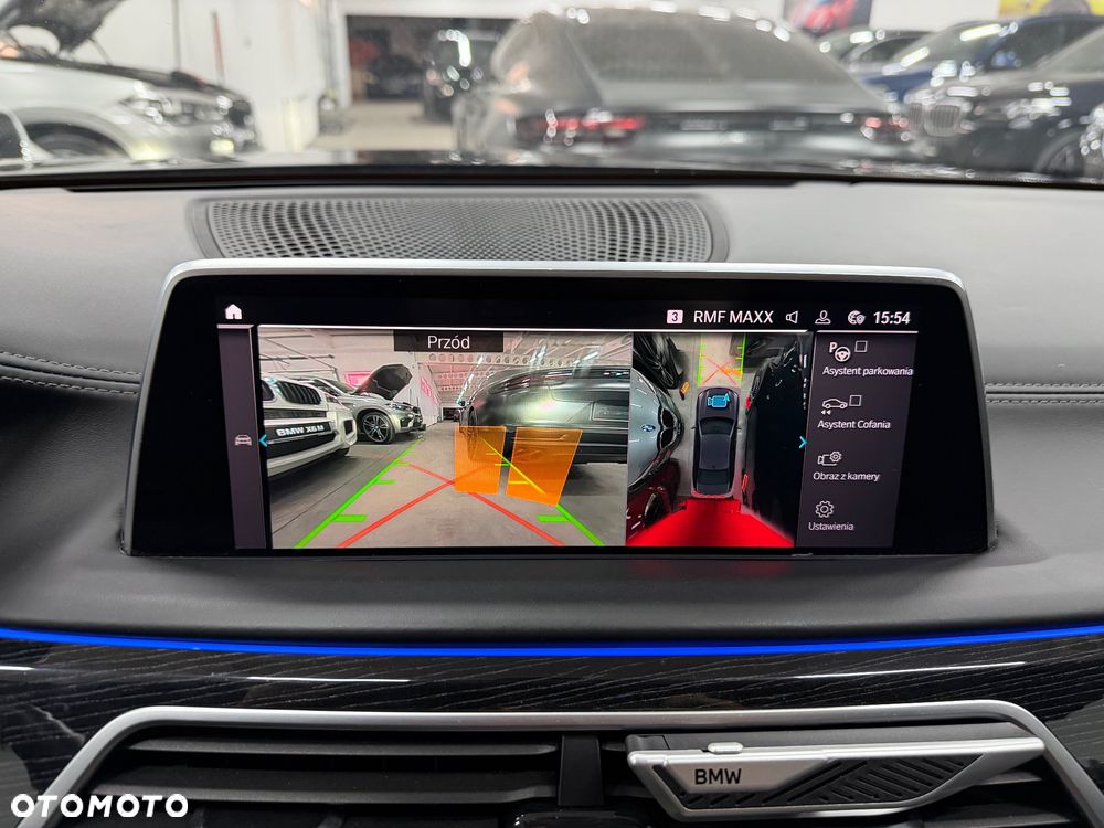 BMW Seria 7 745e sport - 38