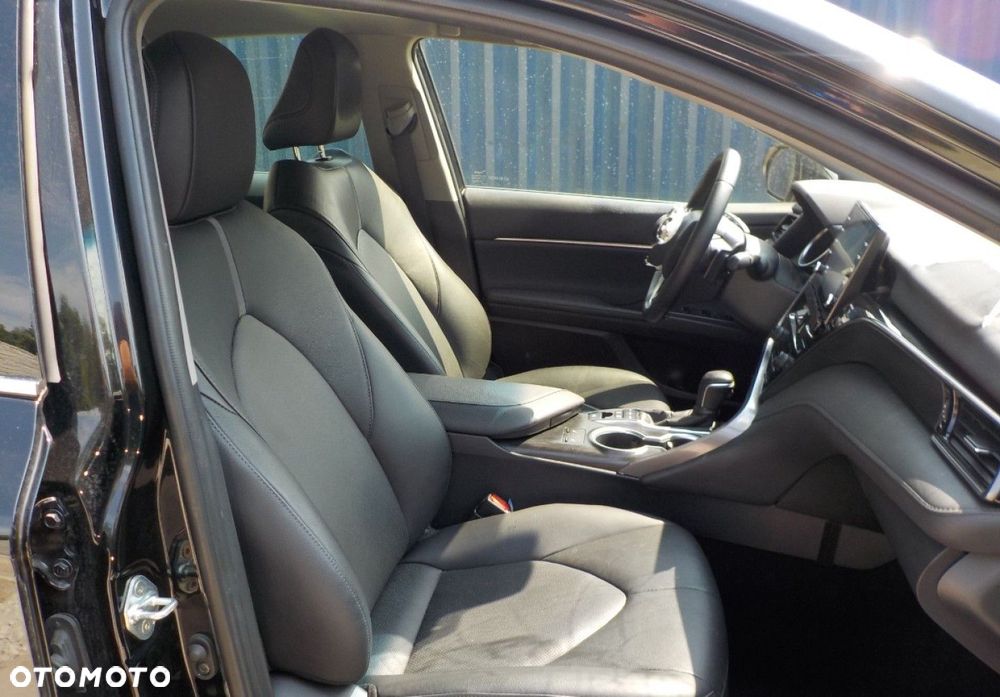 Toyota Camry - 17