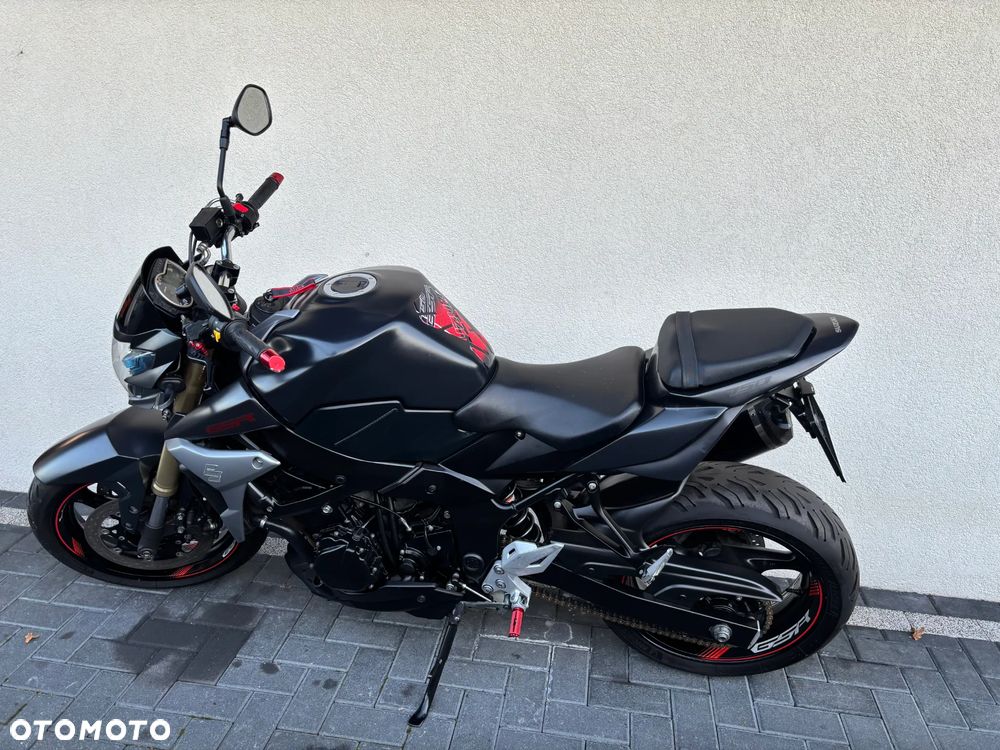 Suzuki GSR - 4