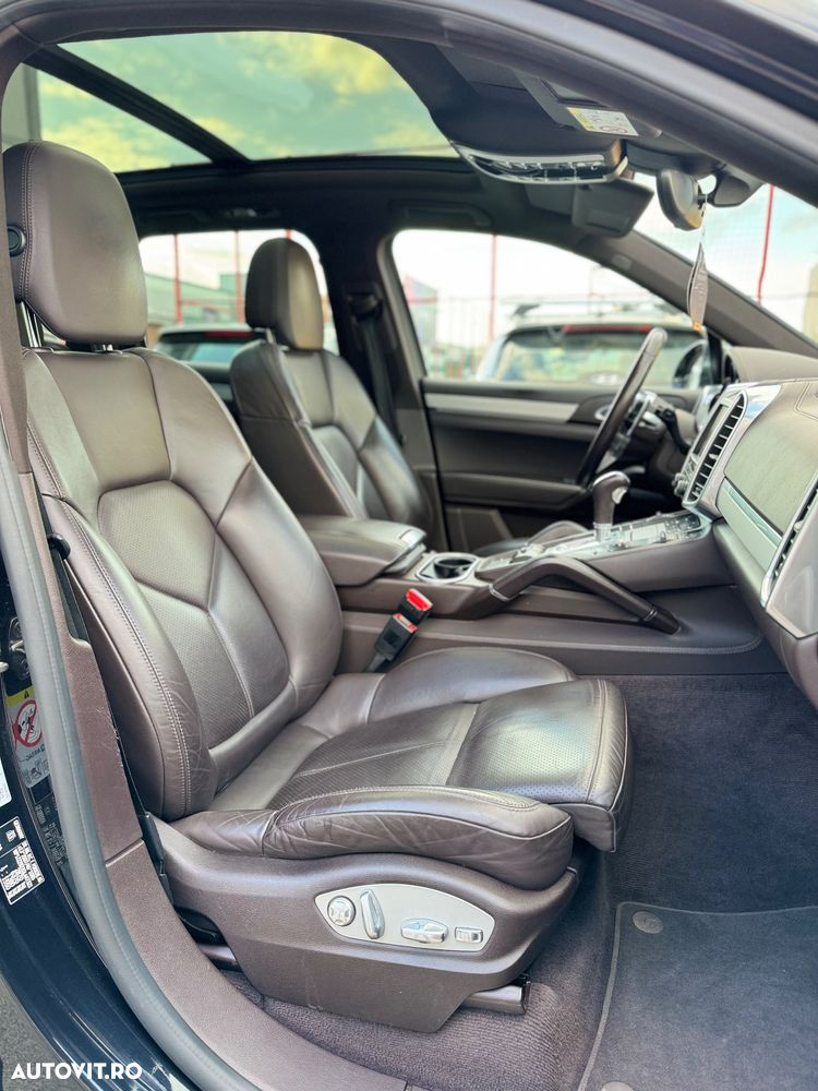Porsche Cayenne 3.0 L - 12