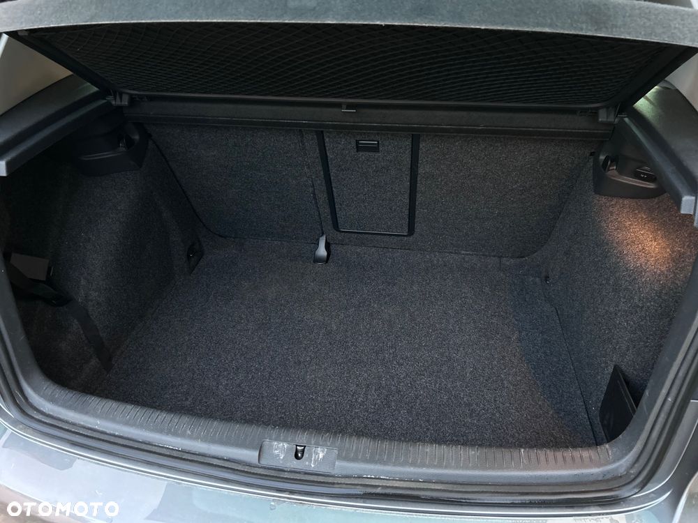 Volkswagen Golf 1.6 TDI DPF Highline - 29