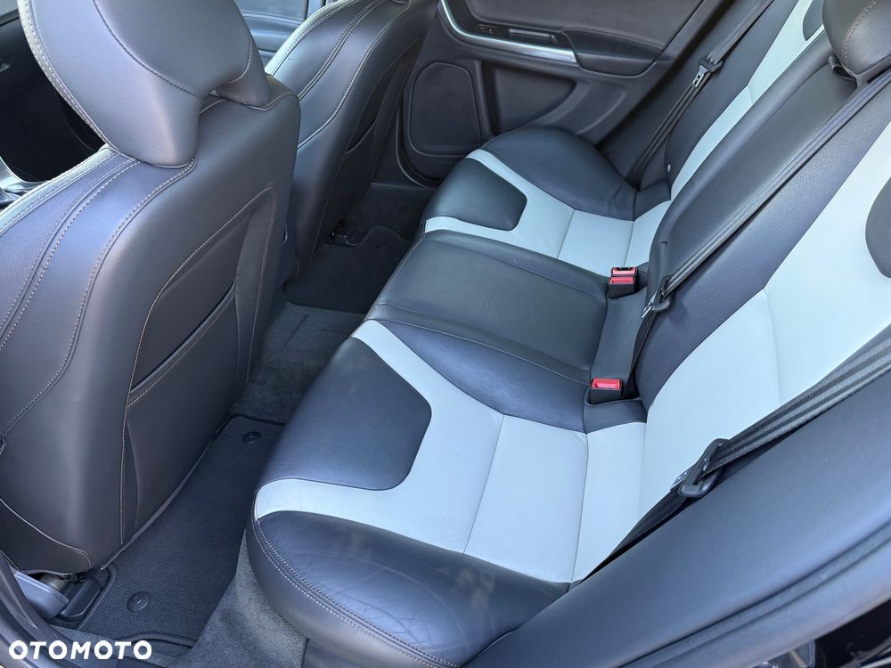 Volvo S60 Cross Country - 10