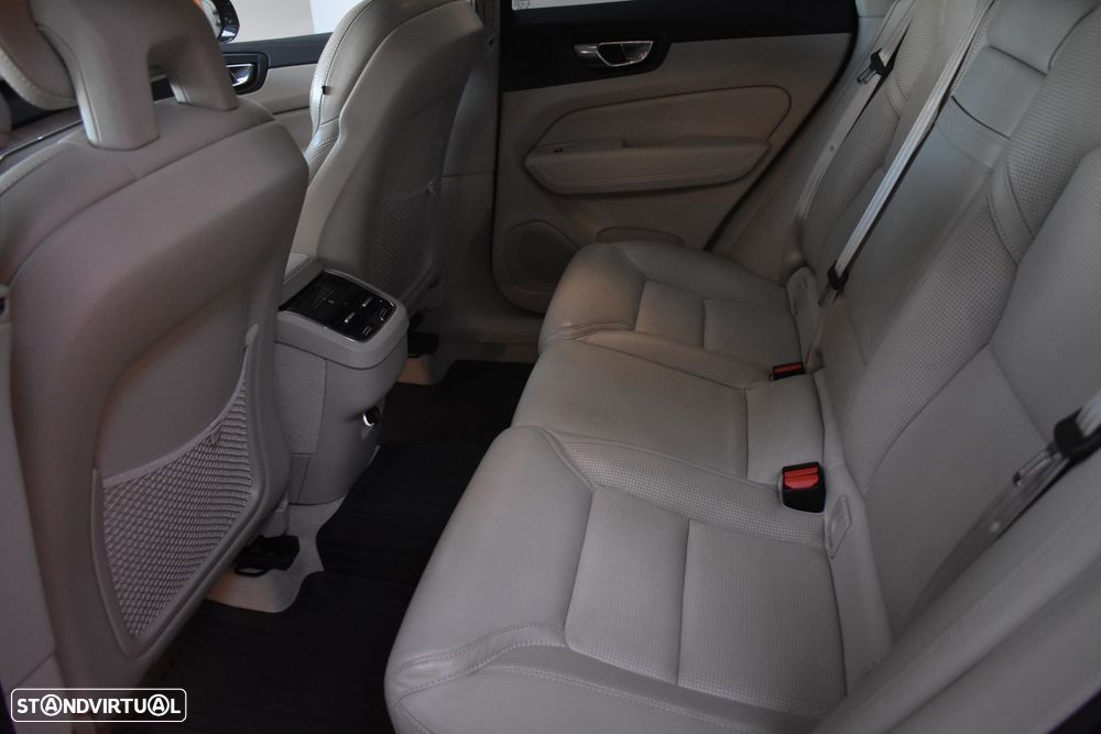 Volvo XC 60 2.0 D4 Inscription AWD Geartronic - 57