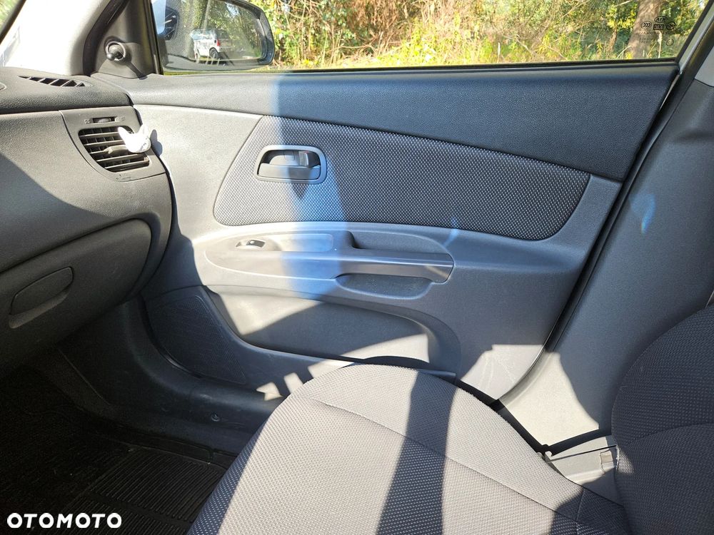 Kia Rio - 11