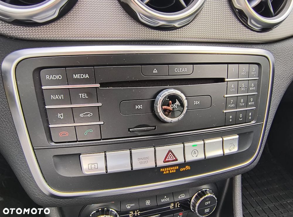 Mercedes-Benz GLA 250 4Matic 7G-DCT - 21