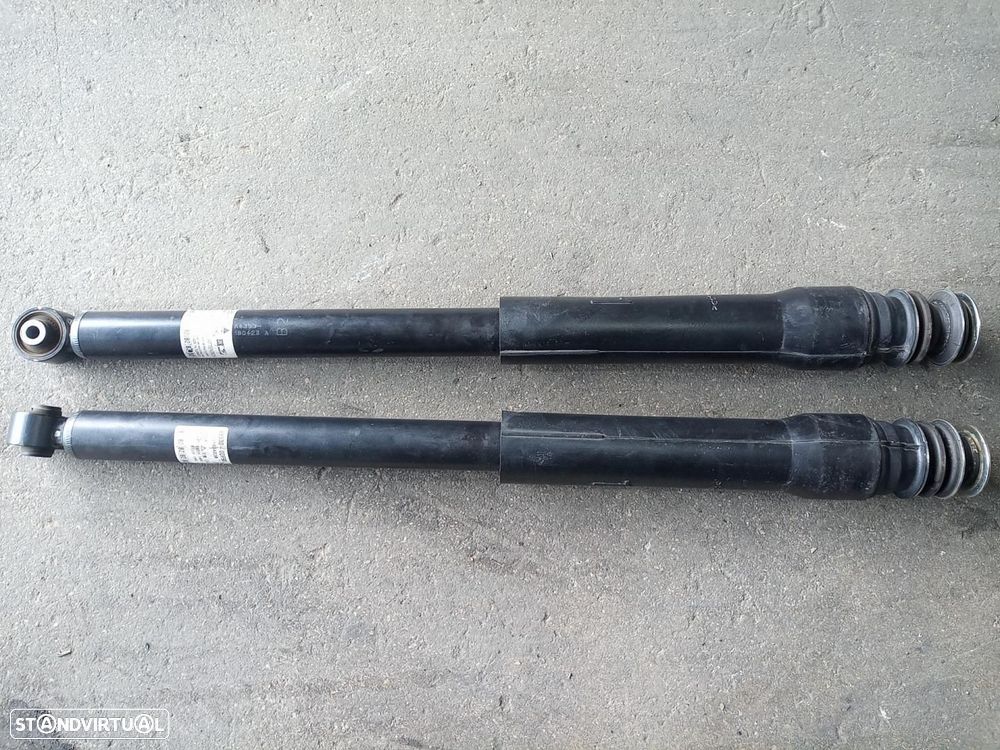 CONJUNTO DE AMORTECEDORES TRASEIROS TOYOTA YARIS CROSS - 1