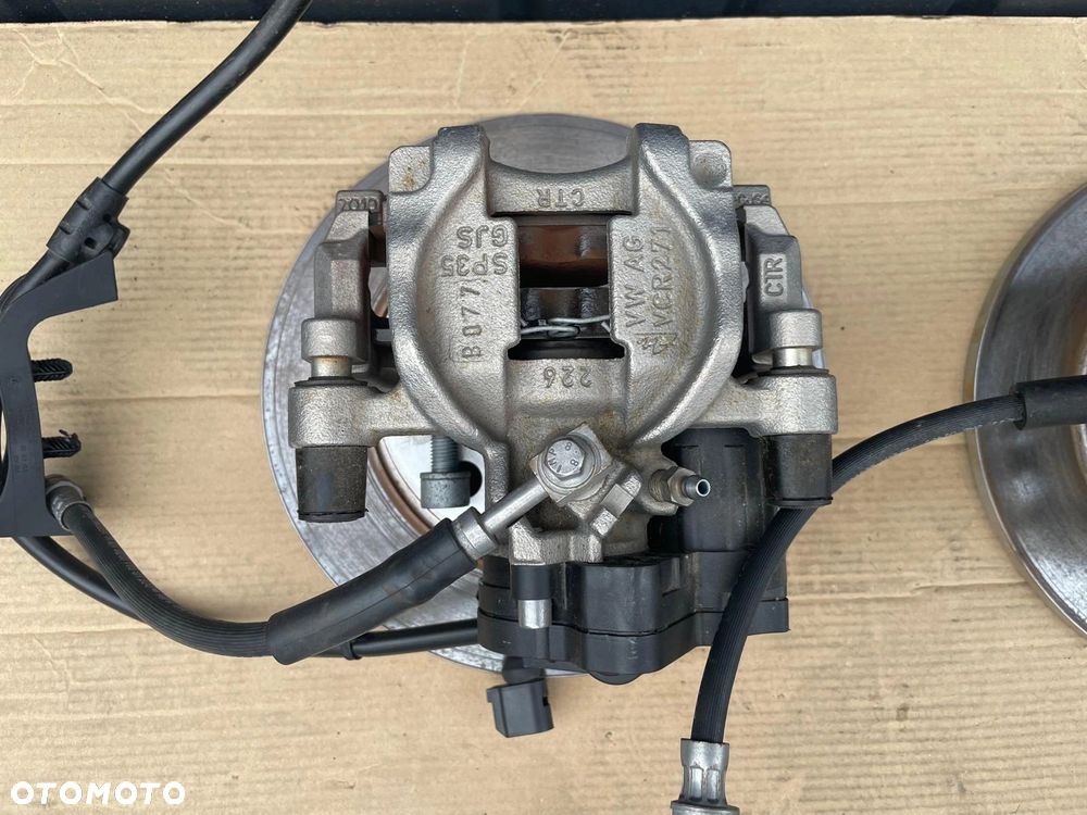 AUDI Q2 HAMULCE TARCZE ZACISKI KLOCKI JAK NOWE - 2