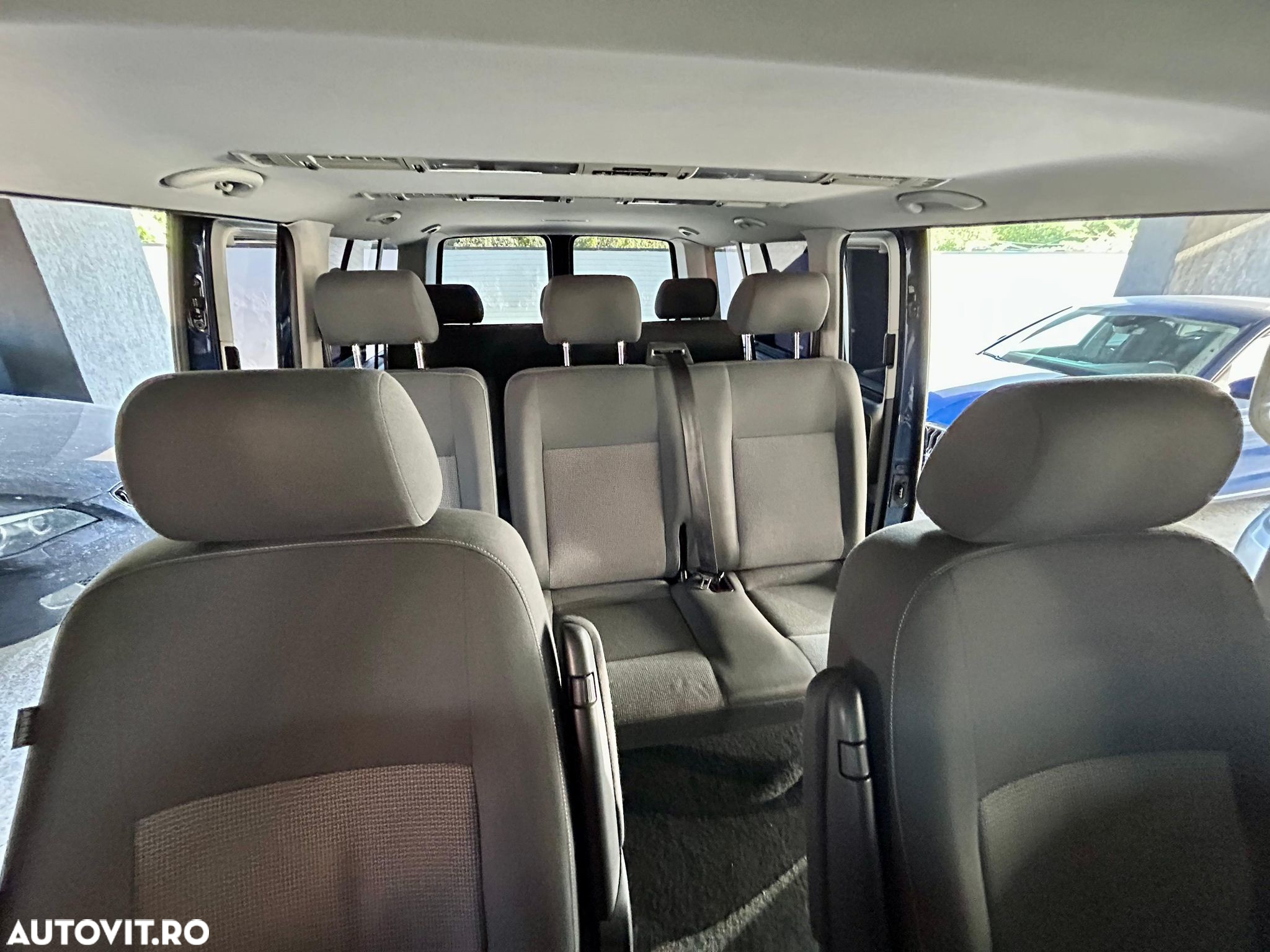 Volkswagen Caravelle - 8