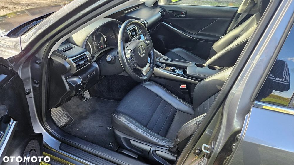 Lexus IS 300h Elegance - 10