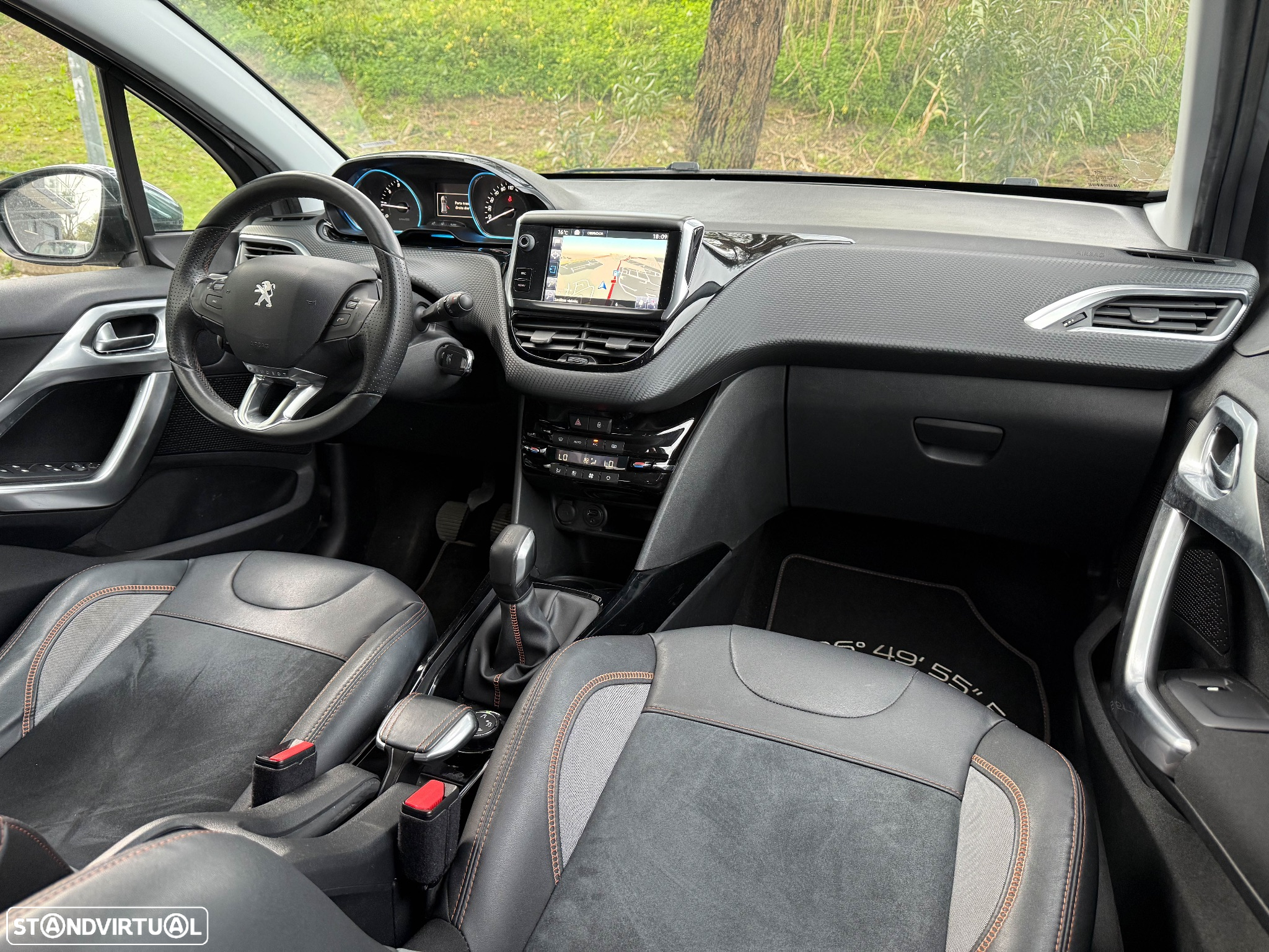 Peugeot 2008 1.2 PureTech Allure - 21