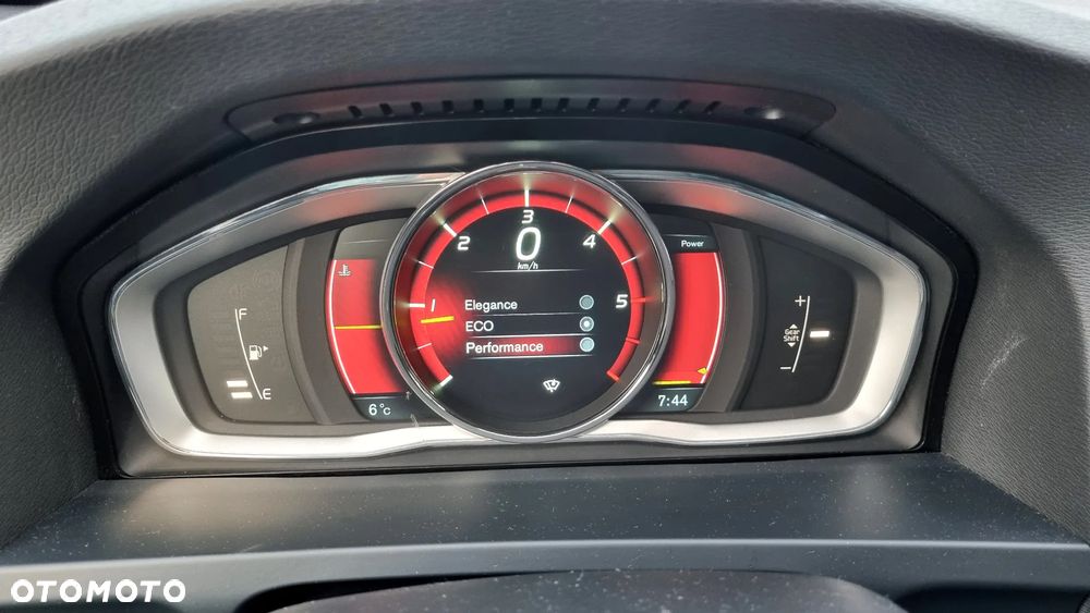 Volvo V60 D4 Momentum - 27