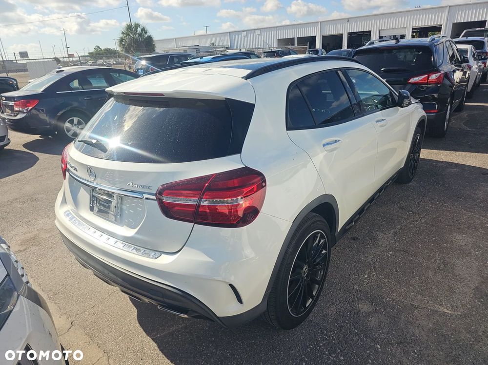 Mercedes-Benz GLA 250 4Matic 7G-DCT - 5