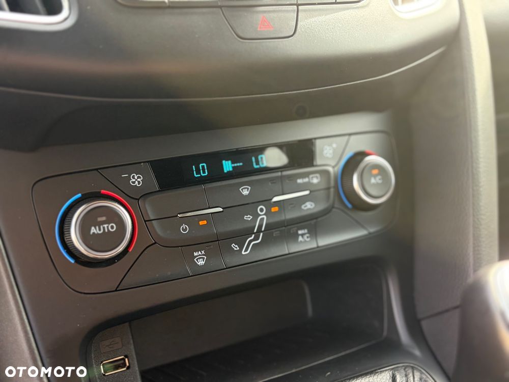 Ford Focus 1.0 EcoBoost Start-Stopp-System ST-LINE DESIGN - 23