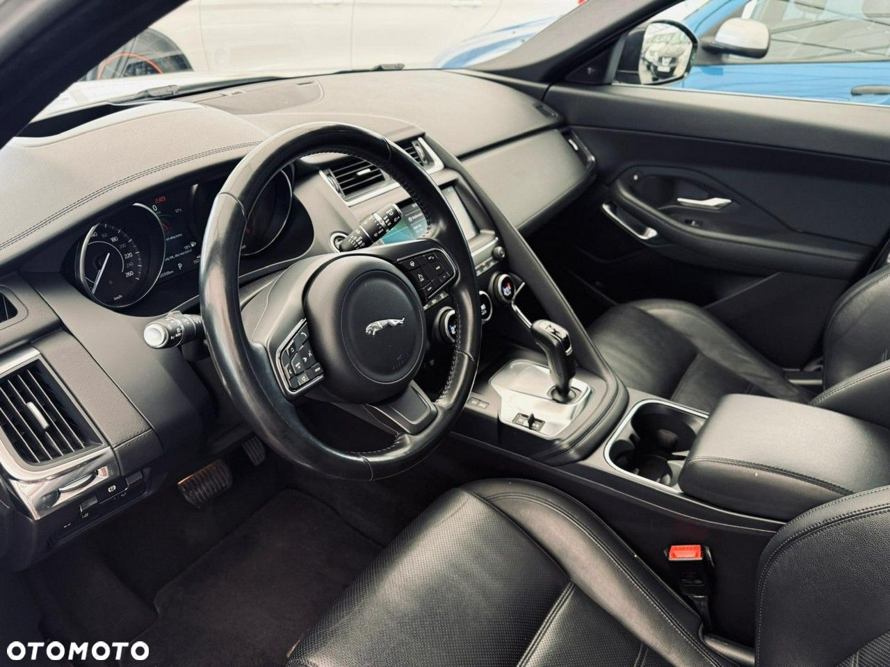 Jaguar E-Pace - 32