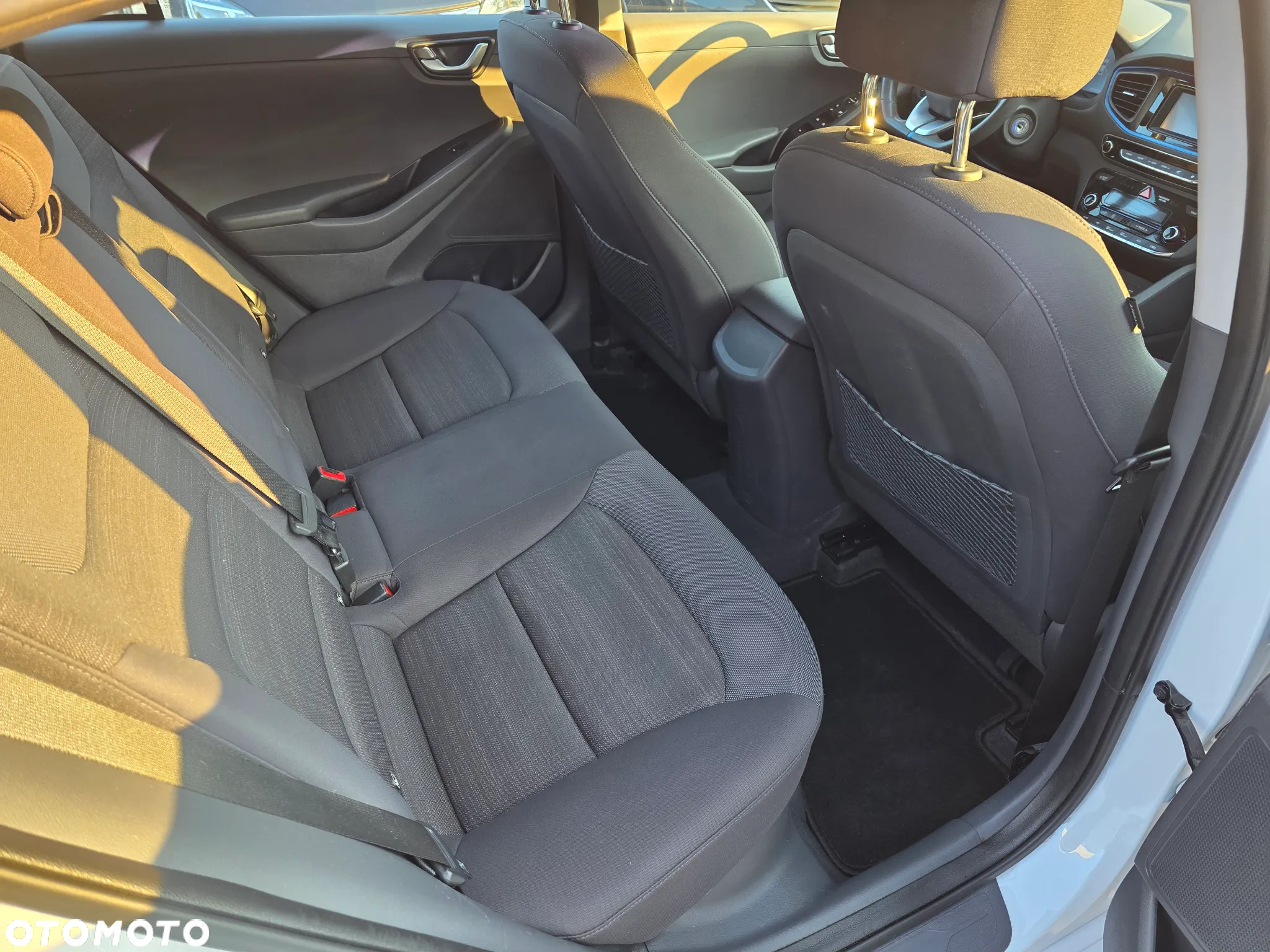 Hyundai IONIQ hybrid Business - 13