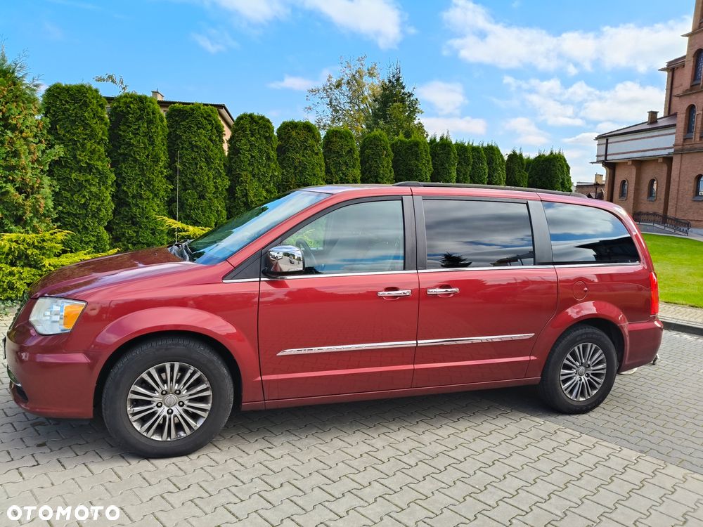 Chrysler Town & Country - 1