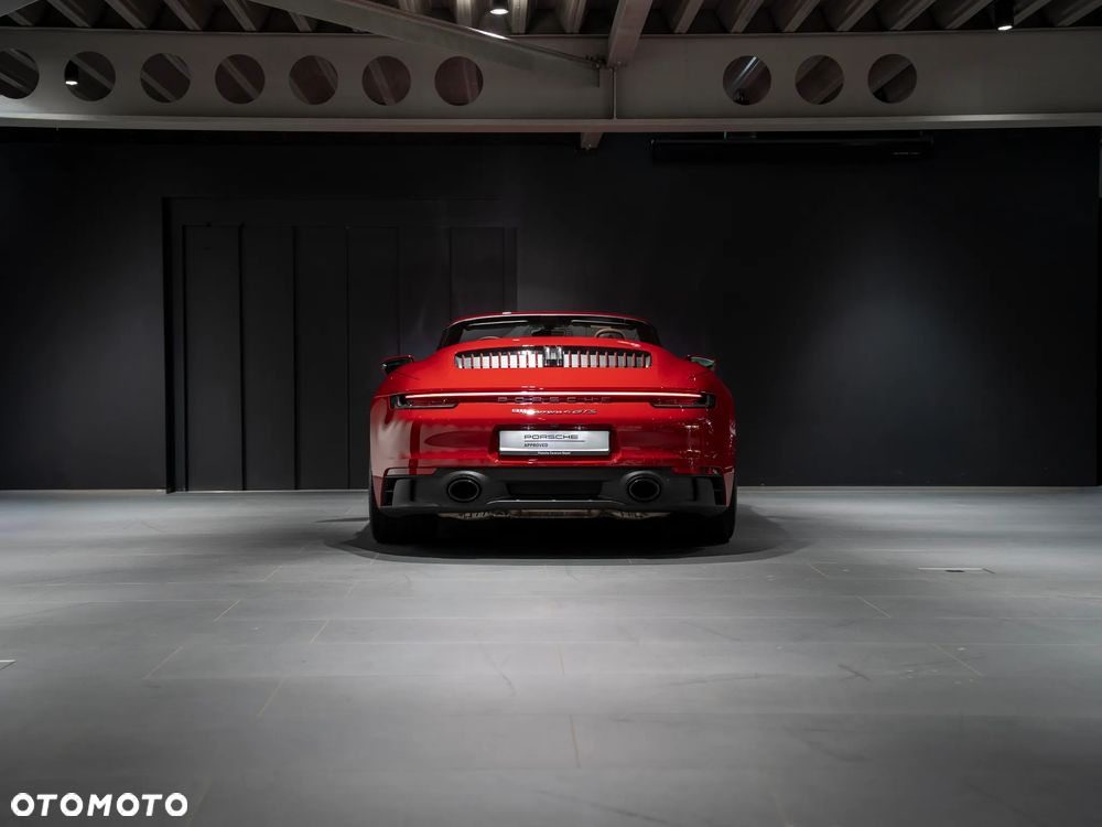Porsche 911 Carrera 4 GTS - 4