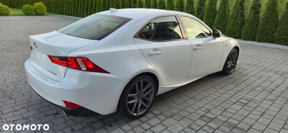 Lexus IS - 10