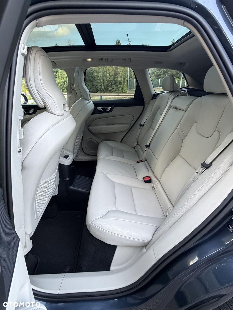 Volvo XC 60 T8 Plug-In Hybrid AWD Plus Dark - 10