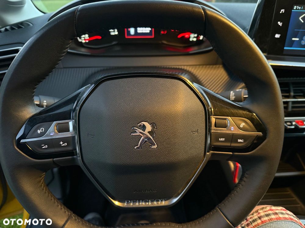 Peugeot 208 - 8