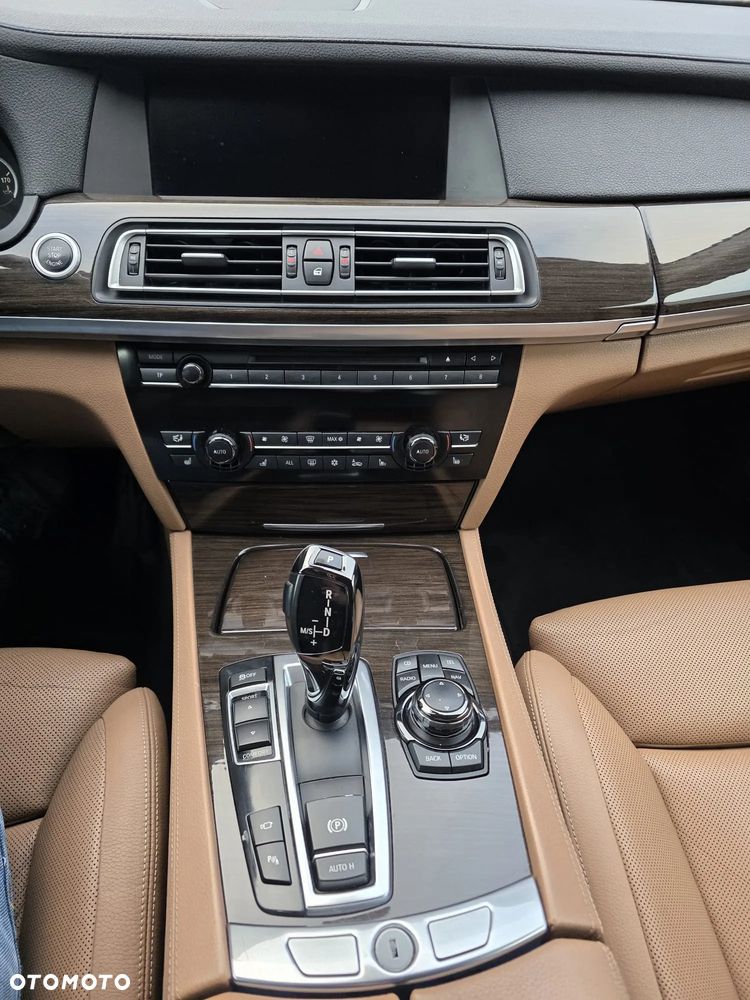 BMW Seria 7 750i xDrive - 18