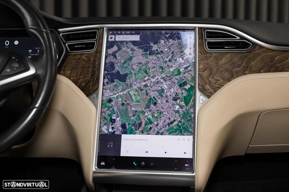 Tesla Model X 90D - 16