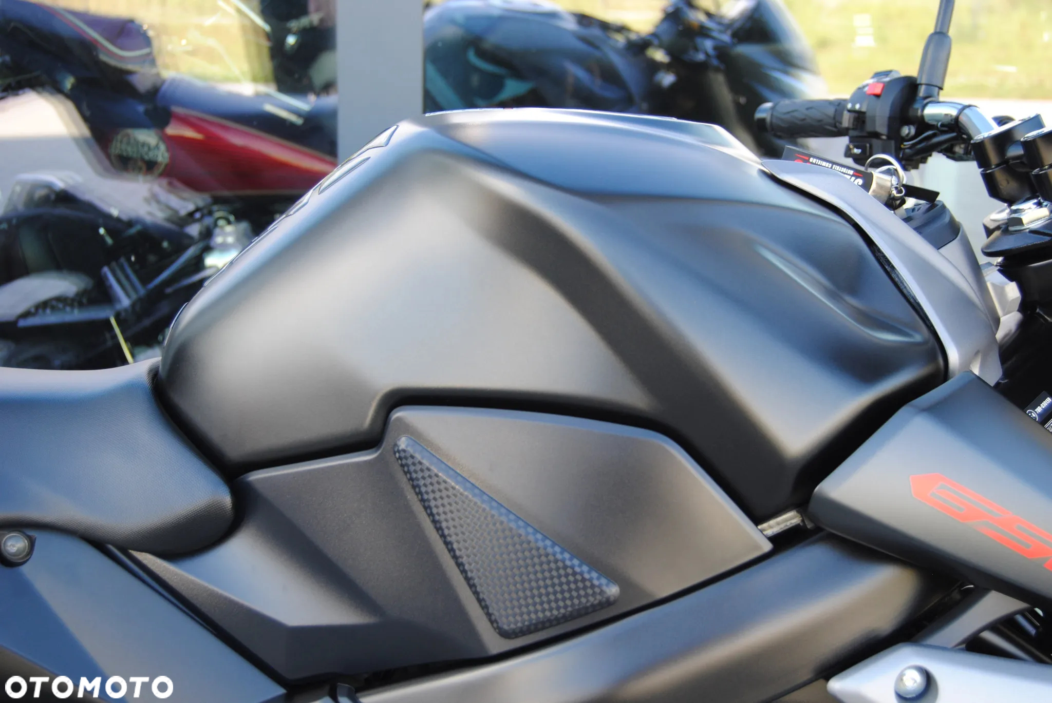 Suzuki GSR - 12