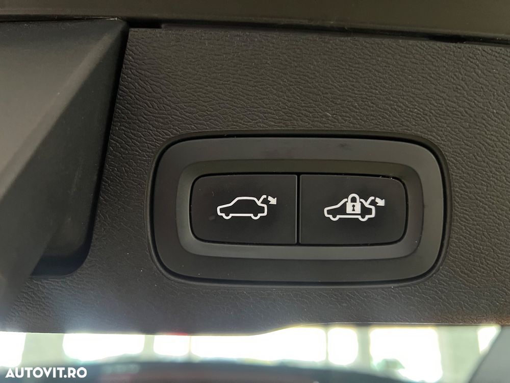 Volvo XC 60 T8 Twin Engine AWD Momentum Pro - 17