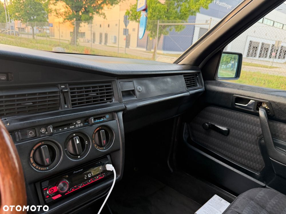 Mercedes-Benz W201 (190) - 12