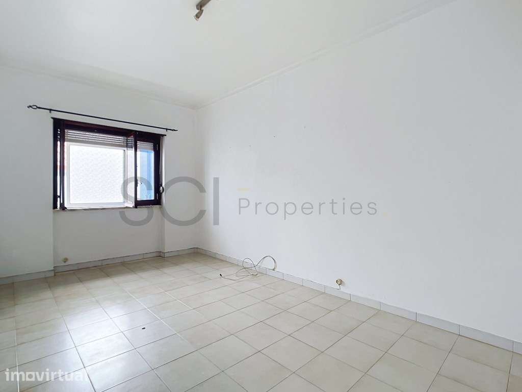 Apartamento T2 - Arrentela / Bairro Manuel André - Excelente lumino... - Grande imagem: 4/26