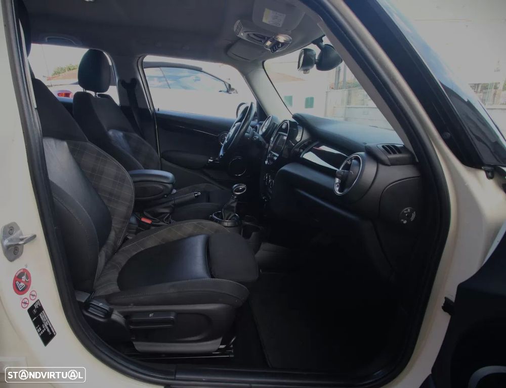 MINI 5 Portas Cooper D Auto - 25