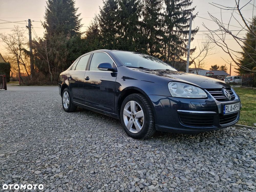 Volkswagen Jetta 1.6 FSI Comfortline - 1