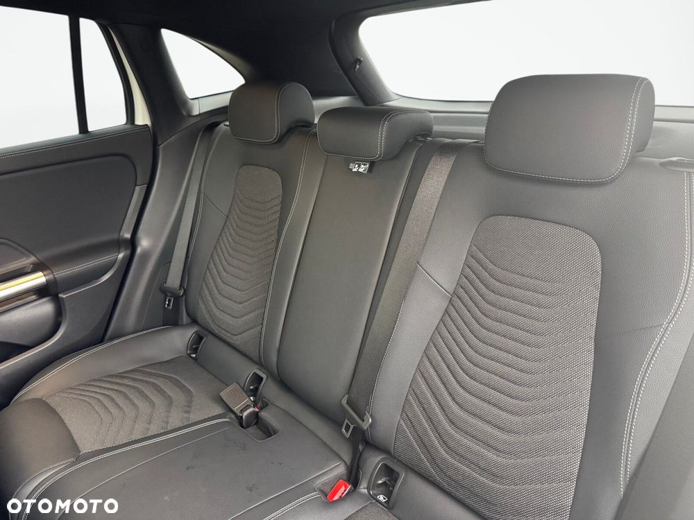 Mercedes-Benz GLA - 13