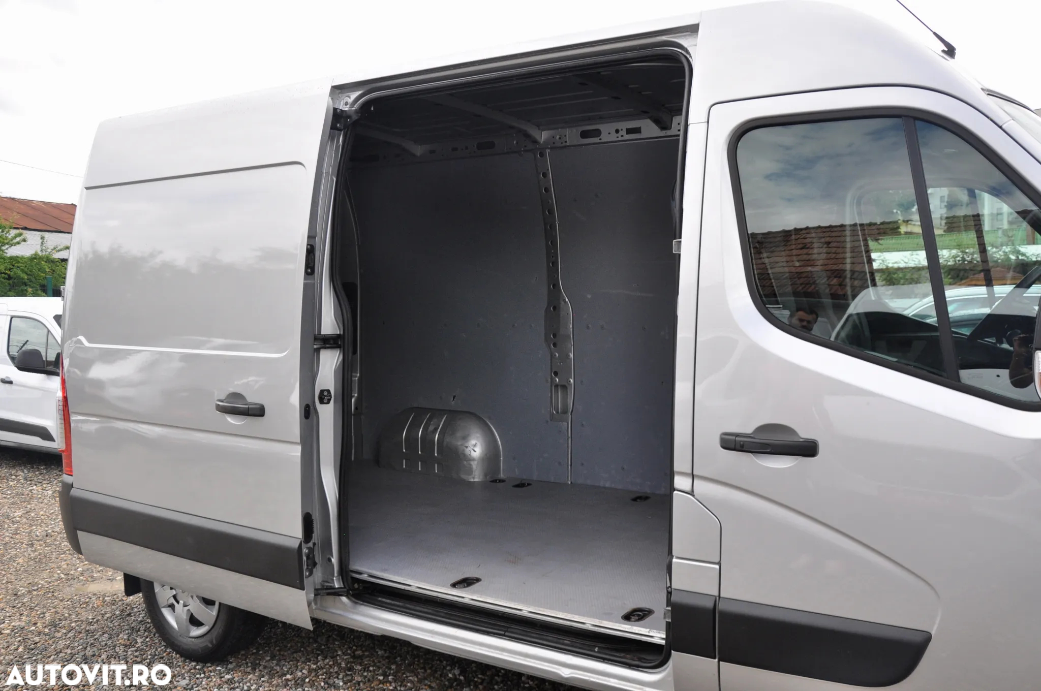 Nissan NV 400 L2H2 Van - 12
