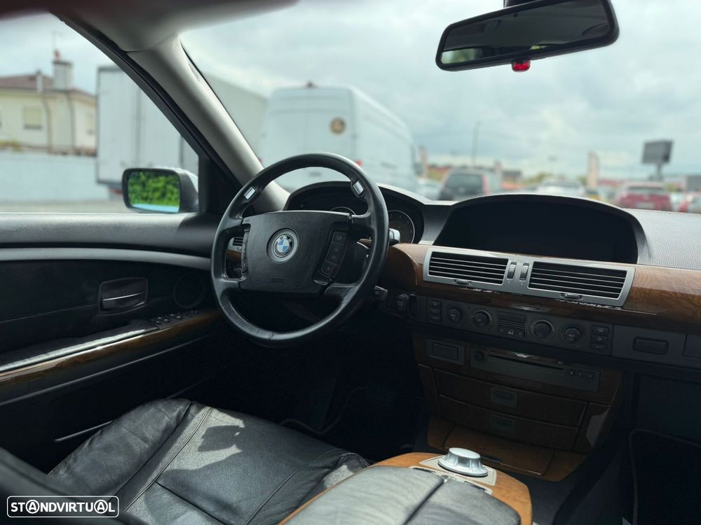 BMW 735 iA - 12