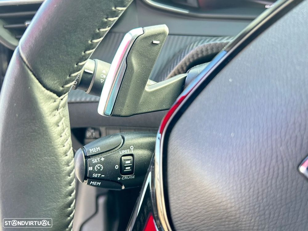 Peugeot 208 1.2 Hybrid Allure e-DCS6 - 33