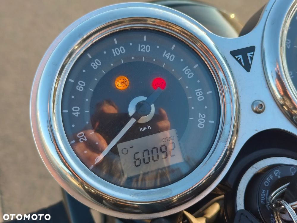 Triumph Bonneville - 4