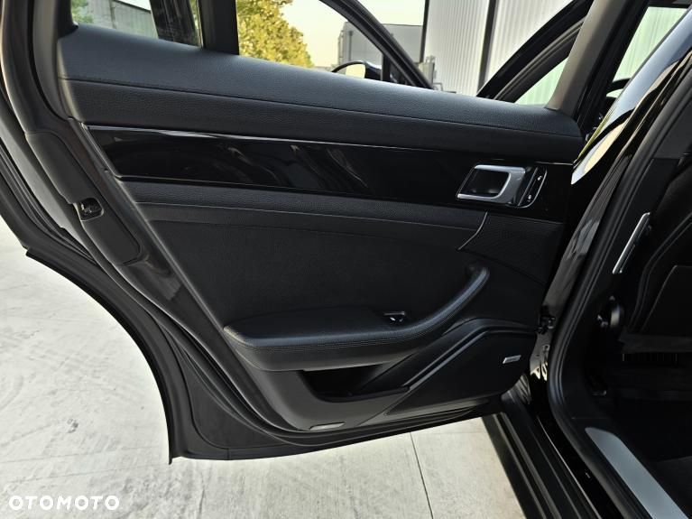 Porsche Panamera 4S - 33