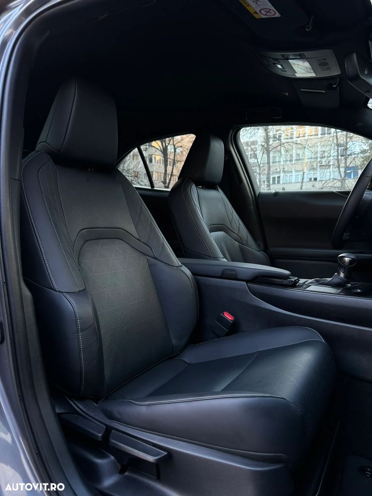 Lexus UX 250h FWD Executive - 12