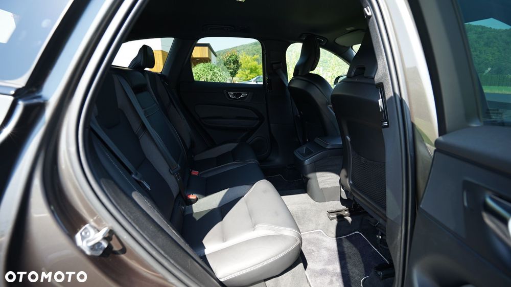 Volvo XC 60 B4 D AWD R-Design - 17