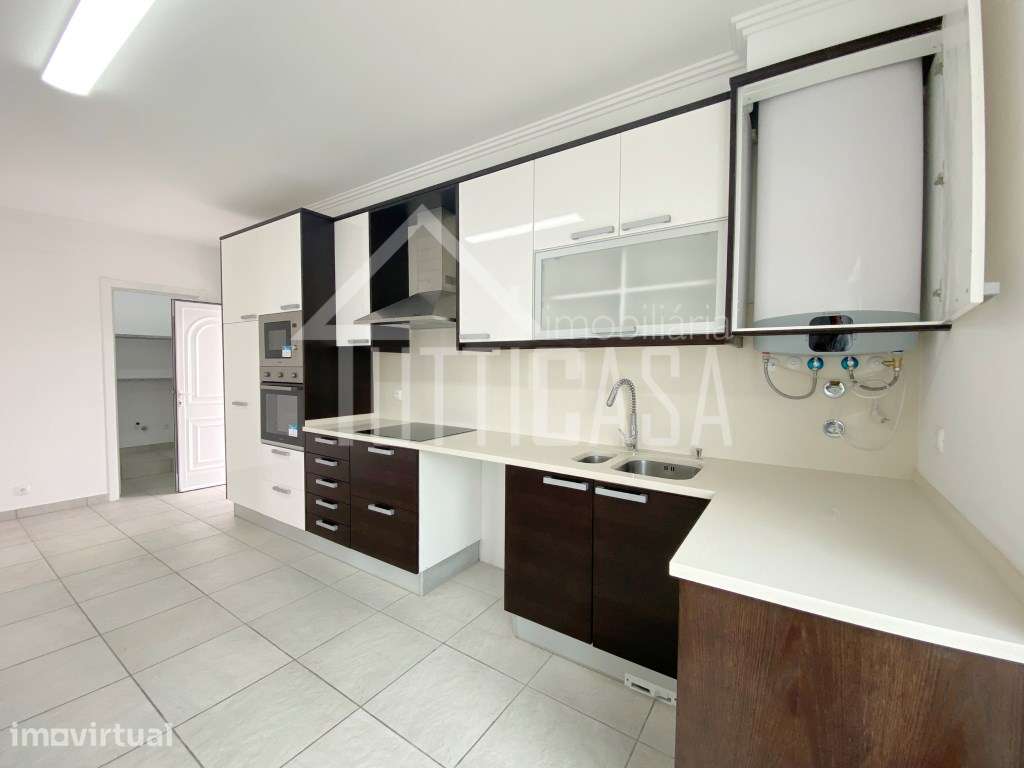 Moradia T3+1 totalmente remodelada na Ericeira - Grande imagem: 2/29
