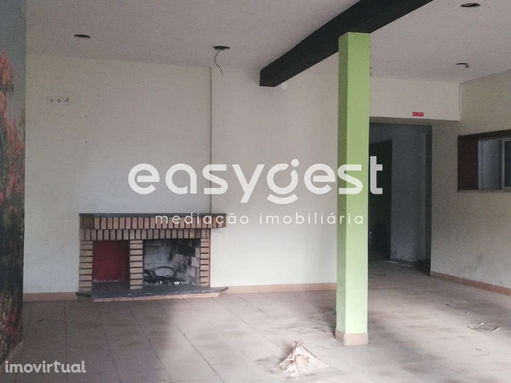 Villa com extenso terreno localizada no centro de Sangalhos (Anadia) - Grande imagem: 4/19